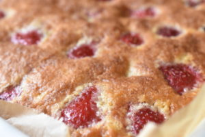 Jordbærkage med marcipan og kokos - opskrift