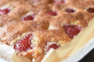 Jordbærkage med marcipan og kokos - opskrift