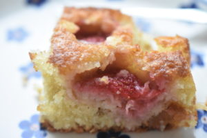 Jordbærkage med marcipan og kokos - opskrift