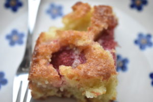 Jordbærkage med kokos og marcipan - nem opskrift