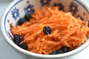 Gulerodssalat med rosiner og citron - nem opskrift