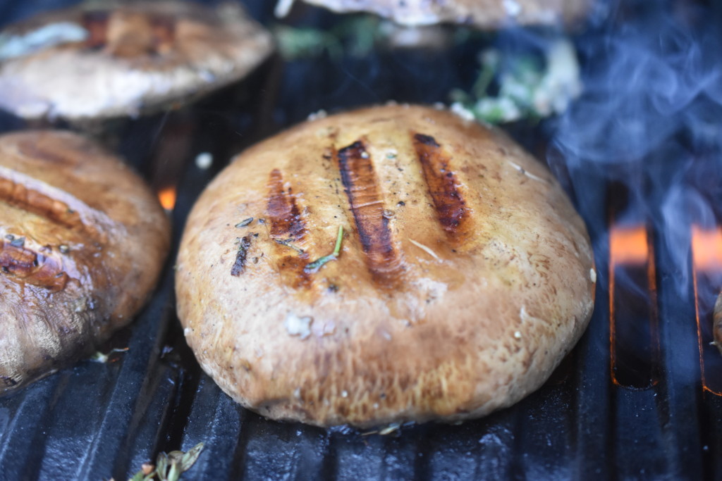 Grillede portobellosvampe med ost, hvidløg og timian