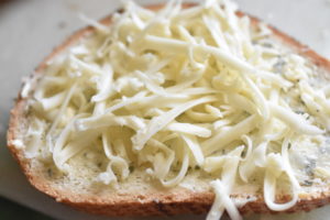 Hvidløgsbrød med ost - nem opskrift