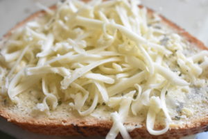 Hvidløgsbrød med ost - nem opskrift