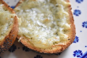 Hvidløgsbrød med ost - nem opskrift