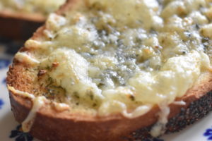 Hvidløgsbrød med ost - nem opskrift