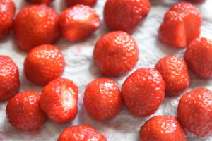 Fedtfattig jordbærkage - nem kage med jordbær