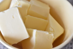 Kage med jordbær og makroner - nem og lækker opskrift