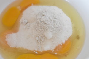 Kage med jordbær og makroner - nem og lækker opskrift