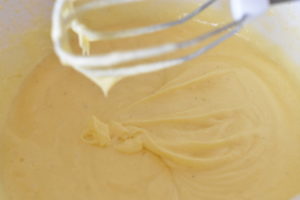 Kage med jordbær og makroner - nem og lækker opskrift