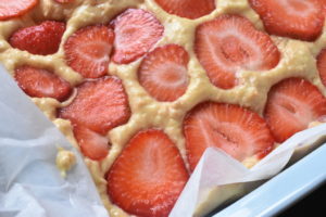 Kage med jordbær og makroner - nem og lækker opskrift