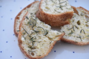 Brød med hvidløgssmør og rosmarin - gratinerede hvidløgsbrød