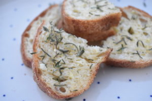 Brød med hvidløgssmør og rosmarin - gratinerede hvidløgsbrød