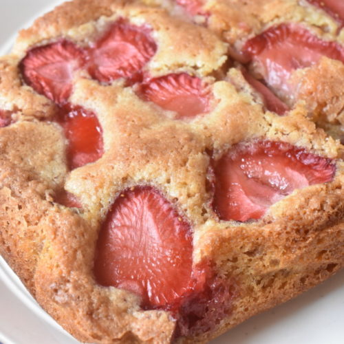 Kage med jordbær og makroner - lækker makronkage