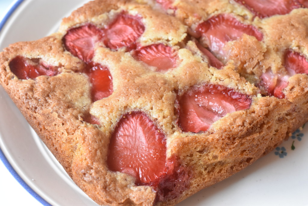 Kage med jordbær og makroner - lækker makronkage