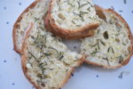 Brød med hvidløgssmør og rosmarin - gratinerede hvidløgsbrød