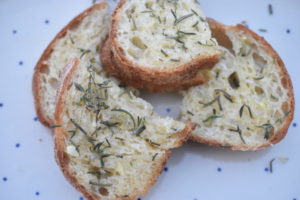 Brød med hvidløgssmør og rosmarin - gratinerede hvidløgsbrød