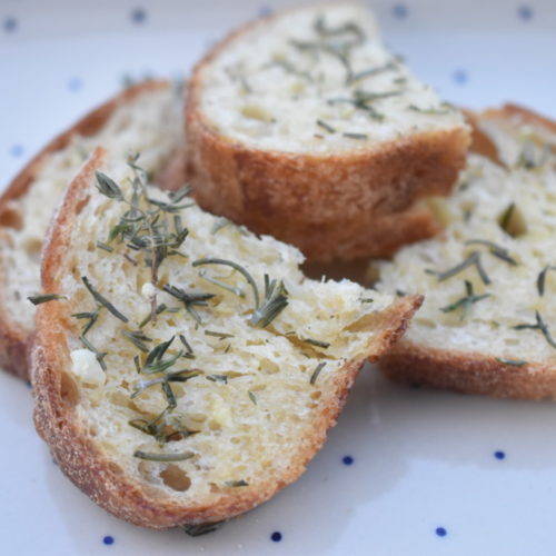 Brød med hvidløgssmør og rosmarin - gratinerede hvidløgsbrød