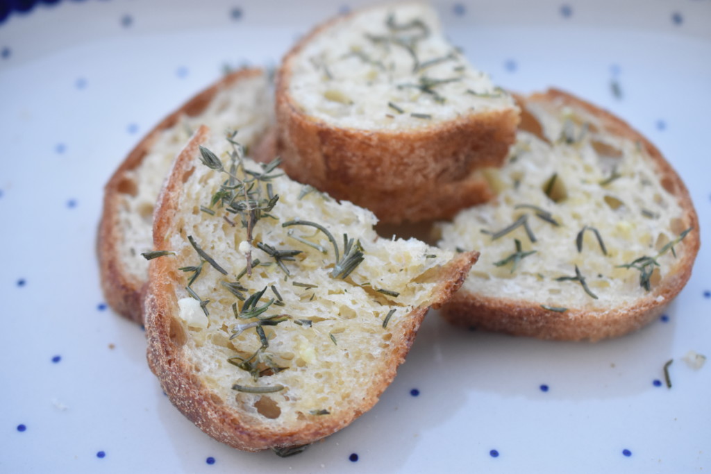 Brød med hvidløgssmør og rosmarin - gratinerede hvidløgsbrød