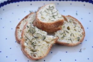 Brød med hvidløgssmør og rosmarin - gratinerede hvidløgsbrød