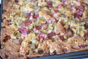 Rabarberkage med kokos i bradepande - nem opskrift