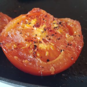 Tomater stegt på panden - med krydderi