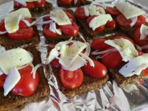 Bruschetta med tomat og ost - nem opskrift på rugbrød