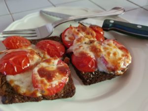 2019-08-10 13.21.08 • nogetiovnen.dk Bruschetta med tomat og ost - nem opskrift på rugbrød