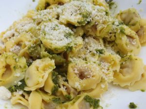 Tortellini med pesto og parmesanost - nem opskrift