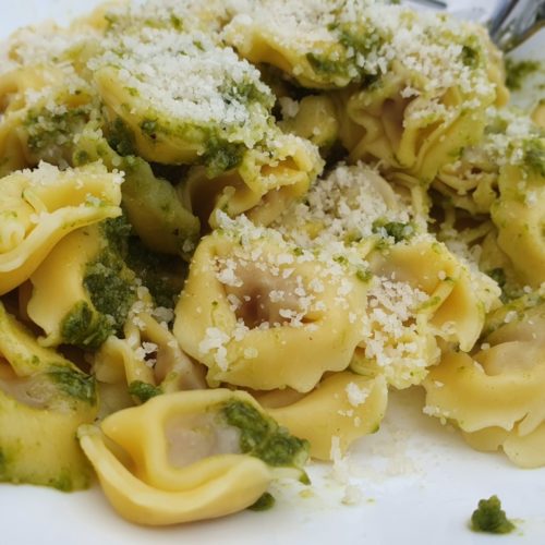 Tortellini med grøn pesto og parmesanost