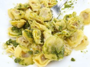 Tortellini med pesto og parmesanost - nem opskrift