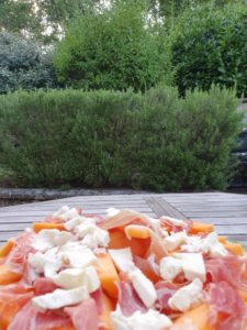 Melonsalat med parmaskinke og mozzarella - nem opskrift