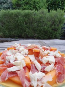 Melonsalat med parmaskinke og mozzarella - nem opskrift