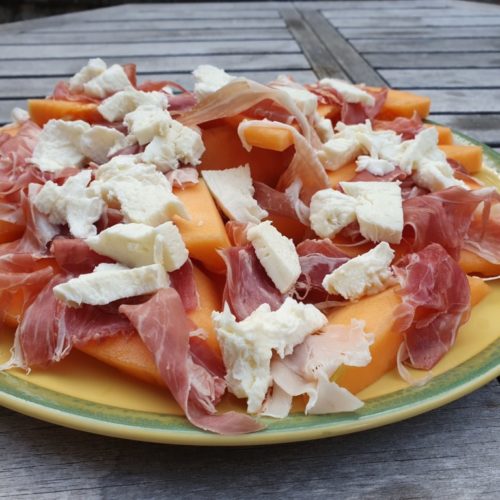 Melonsalat med parmaskinke og mozzarella - nem opskrift