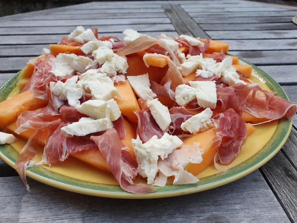 Melonsalat med parmaskinke og mozzarella - nem opskrift