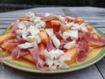 Melonsalat med parmaskinke og mozzarella - nem opskrift
