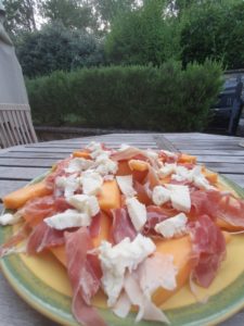 Melonsalat med parmaskinke og mozzarella - nem opskrift