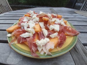Melonsalat med parmaskinke og mozzarella - nem opskrift