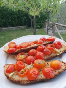 Hvidløgsbrød med tomat - bruschetta med tomat og hvidløg