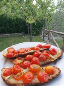Hvidløgsbrød med tomat - bruschetta med tomat og hvidløg