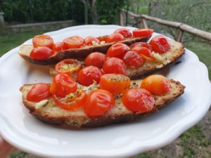 Hvidløgsbrød med tomat - bruschetta med tomat og hvidløg