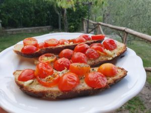 Hvidløgsbrød med tomat - bruschetta med tomat og hvidløg