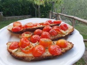 Hvidløgsbrød med tomat - bruschetta med tomat og hvidløg