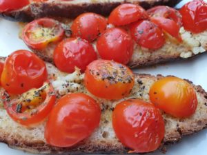 Hvidløgsbrød med tomat - bruschetta med tomat og hvidløg