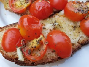 Hvidløgsbrød med tomat - bruschetta med tomat og hvidløg