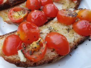 Hvidløgsbrød med tomat - bruschetta med tomat og hvidløg