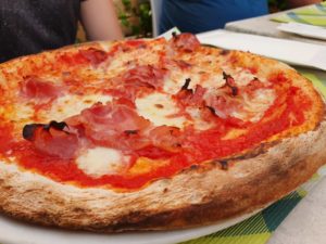 Pizza - på italiensk manér. På pizzaria i Bibbiena