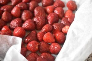 Jordbærkage med kokos - nem crumble opskrift