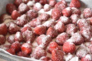 Jordbærkage med kokos - nem crumble opskrift