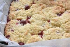 Jordbærkage med kokos - nem crumble opskrift